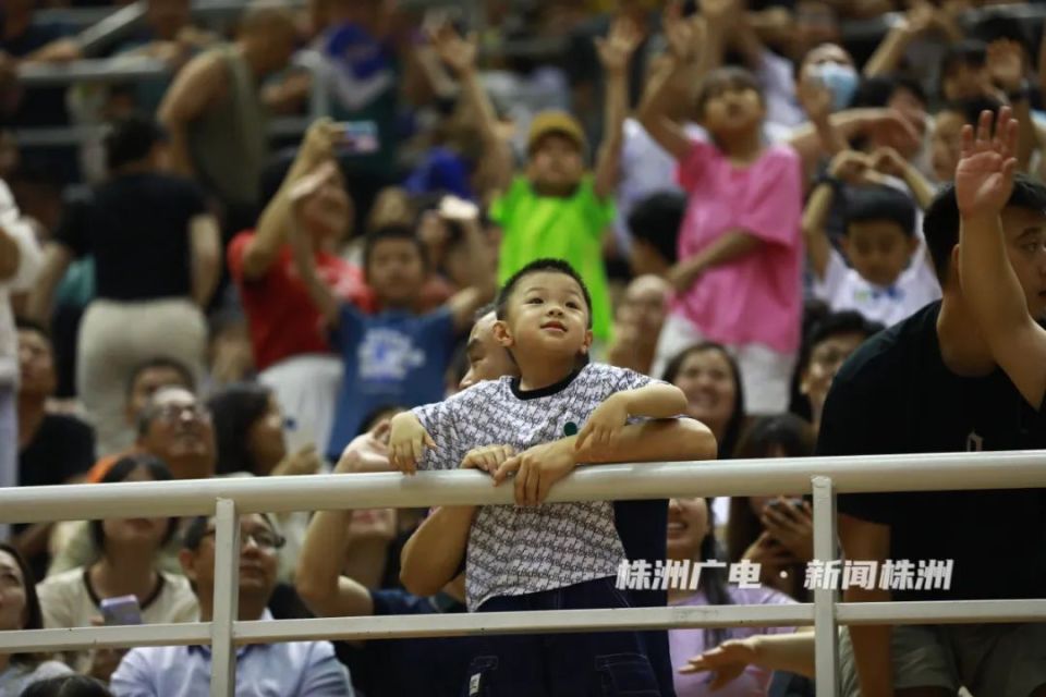 开云-德罗巴迎来二十赛季出色发挥，巴黎圣日耳曼观众热烈欢呼！观众掌声雷动的简单介绍-开云
